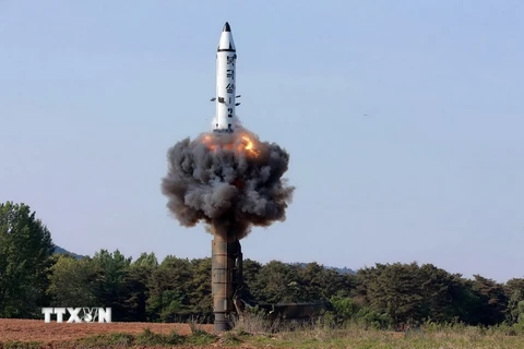 Tên lửa đạn đạo đất đối đất tầm trung Pukguksong-2 được phóng thử từ vùng Pukchang thuộc một tỉnh miền tây Triều Tiên. (Nguồn: AFP/TTXVN)