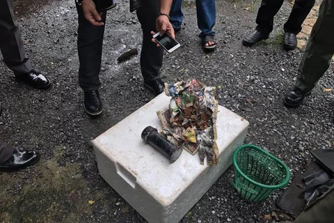 Các thành viên đội tháo bom chụp ảnh vật thể nghi là một quả bom gần đường Ratchadaphisek ở quận Huai Khwang, Bangkok. (Nguồn: Facebook) 