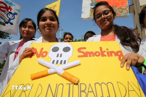 Sinh viên và các tổ chức y tế Ấn Độ tuần hành nhân ngày thế giới không hút thuốc lá ở Bangalore. (Nguồn: EPA/TTXVN)