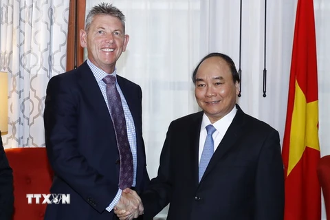 Thủ tướng Nguyễn Xuân Phúc tiếp ông Liam Mallon, Chủ tịch Công ty phát triển Exxon Mobile. (Ảnh: Thống Nhất/TTXVN)