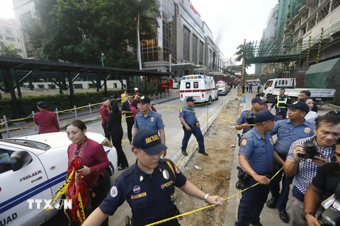 Cảnh sát Philippines phong tỏa an ninh sau vụ tấn công tại tổ hợp nghỉ dưỡng Resorts World Manila. (Nguồn: EPA/TTXVN)
