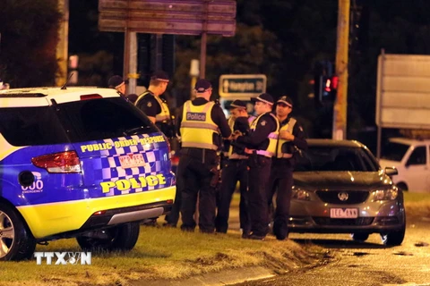 Cảnh sát và lực lượng phản ứng nhanh làm nhiệm vụ tại hiện trường vụ bắt cóc con tin ở thành phố Melbourne ngày 5/6. (Nguồn: THX/TTXVN)
