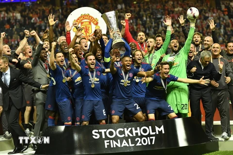 Niềm vui đăng quang của các cầu thủ MU sau khi giành chiến thắng trước Ajax Amsterdam trong trận chung kết UEFA Europa League trên sân Stockholm, Thụy Điển ngày 24/5. (Nguồn: EPA/TTXVN)