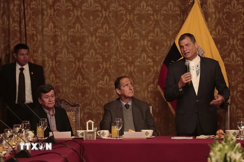 Tổng thống Ecuador Rafael Correa (phải), Trưởng đoàn đàm phán của Chính phủ Colombia Juan Camilo Restrepo (giữa) và Trưởng đoàn đàm phán ELN Pablo Beltran (trái) tại cuộc Quito, Ecuador ngày 16/5. (Nguồn: EPA/TTXVN)