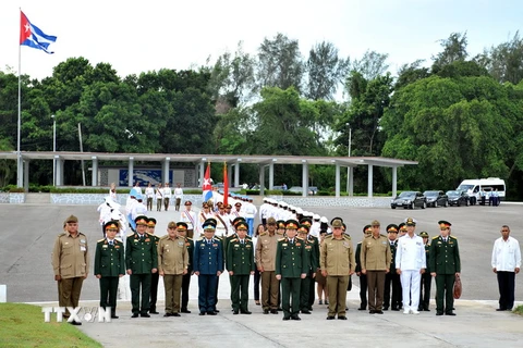 Đoàn đại biểu quân sự Việt Nam tại Đài tưởng niệm El Cacahual, tỉnh Mayabeque, Cuba. (Ảnh: Vũ Lê Hà/TTXVN)