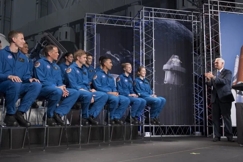 Phó Tổng thống Mỹ Mike Pence phát biểu tại buổi lễ công bố ở Trung tâm Không gian Johnson ở thành phố Houston, bang Texas. (Nguồn: NASA)