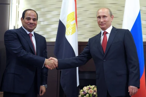 Tổng thống Nga Vladimir Putin (phải) và người đồng cấp Ai Cập Abdel Fattah El-Sisi. (Nguồn: yimg.com)