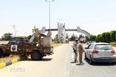 Lực lượng an ninh Libya gác tại lối vào sân bay quốc tế Tripoli ngày 1/6. (Nguồn: THX/TTXVN)