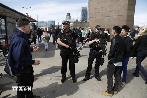 Cảnh sát Anh tuần tra trên Cầu London ngày 7/6. (Nguồn: AFP/TTXVN)