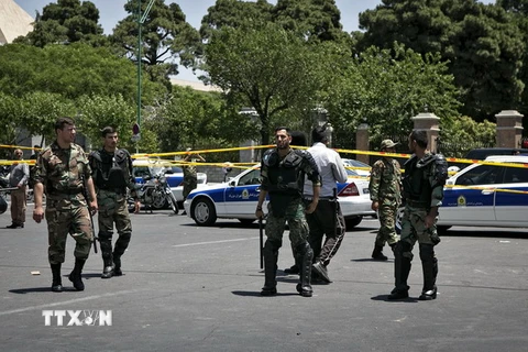 Cảnh sát Iran làm nhiệm vụ bên ngoài tòa nhà Quốc hội ở Tehran sau vụ tấn công ngày 7/6. (Nguồn: THX/TTXVN)