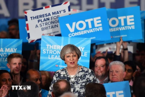 Thủ tướng Anh Theresa May vận động tranh cử ở Birmingham ngày 7/6. (Nguồn: AFP/TTXVN)