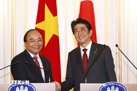 Thủ tướng Nguyễn Xuân Phúc và Thủ tướng Nhật Bản Shinzo Abe tại buổi họp báo. (Ảnh: Thống Nhất/TTXVN)