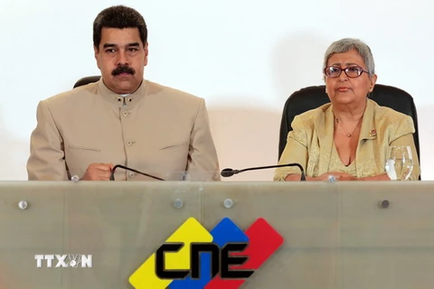 Tổng thống Venezuela Nicolas Maduro (phải) và Chủ tịch Hội đồng Bầu cử quốc gia Tibisay Lucena (phải) tại cuộc họp ở Caracas ngày 3/5. (Nguồn: THX/TTXVN)