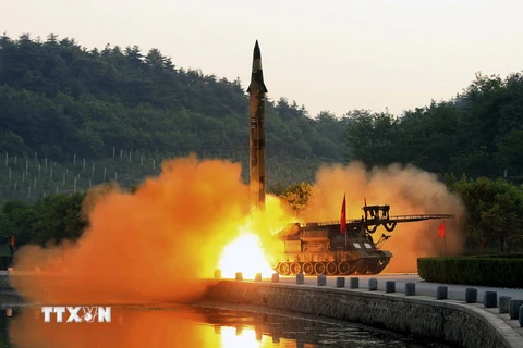 Triều Tiên phóng thử một tên lửa đạn đạo được trang bị hệ thống dẫn đường chính xác tại một địa điểm bí mật ở Triều Tiên. (Nguồn: EPA/TTXVN)