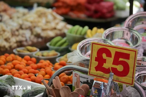 Thực phẩm được bày bán tại chợ Whitechapel ở London ngày 11/4. (Nguồn: AFP/TTXVN)