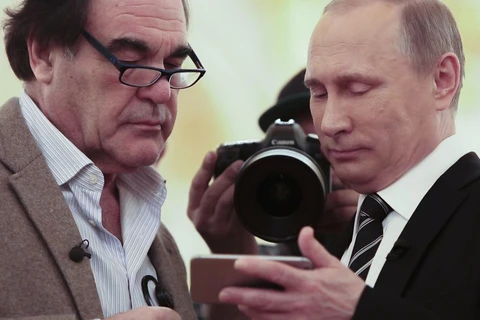 Oliver Stone và Tổng thống Nga Vladimir Putin. (Nguồn: avclub.com)