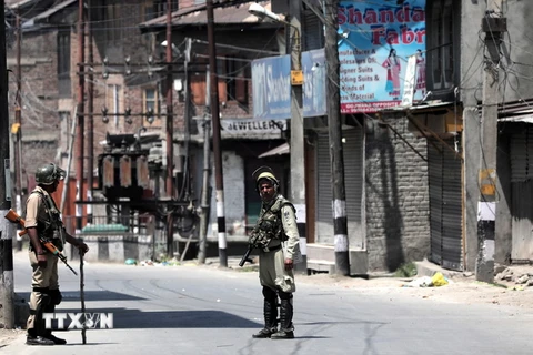 Các binh sỹ Ấn Độ tuần tra trong giờ giới nghiêm ở Kashmir ngày 28/5. (Nguồn: EPA/TTXVN)