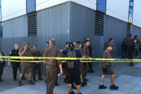 Nhân viên UPS được cảnh sát đưa ra ngoài sau vụ nổ súng. (Nguồn: AP)