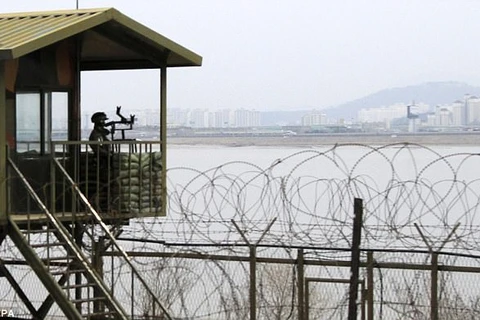 Một binh sỹ Hàn Quốc gác tại khu biên giới liên Triều. (Nguồn: EPA)