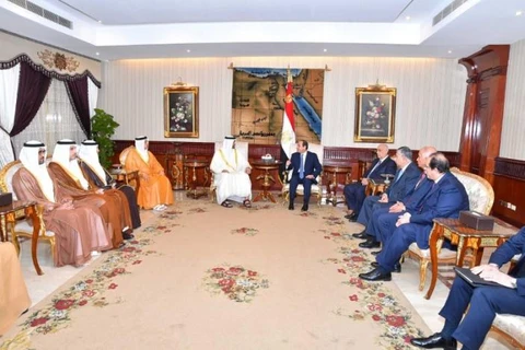 Tổng thống Ai Cập Abdel Fattah El-Sisi thảo luận với Hoàng thái tử Các tiểu vương quốc Arab thống nhất (UAE) Abu Dhabi Sheikh Mohammed bin Zayed al-Nahyan. (Nguồn: Reuters) 