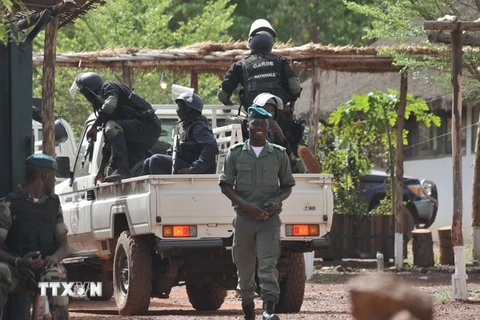 Lực lượng đặc nhiệm của Mali phong tỏa hiện trường vụ tấn công khu nghỉ dưỡng Kangaba ngày 19/6. (Nguồn: AFP/TTXVN)