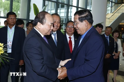 Thủ tướng Nguyễn Xuân Phúc tiễn Thủ tướng Chính phủ Hoàng gia Campuchia Samdech Techo Hun Sen. (Ảnh: Thống Nhất/TTXVN) 