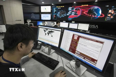Nhân viên Cơ quan An ninh và Internet Hàn Quốc điều tra và ngăn chặn các vụ tấn công mạng ở Seoul ngày 15/5. (Nguồn: AFP/TTXVN)