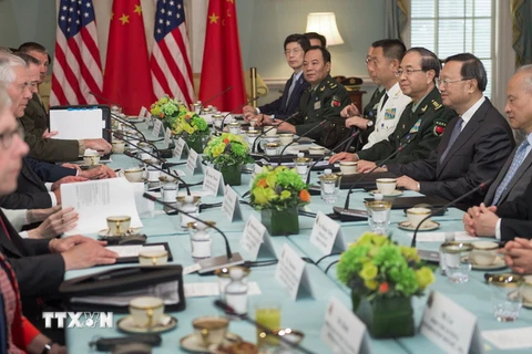 Ngoại trưởng Mỹ Rex Tillerson (giữa, trái), Bộ trưởng Quốc phòng Mỹ Jim Mattis, Ủy viên Quốc vụ Dương Khiết Trì và Tổng Tham mưu trưởng Quân Giải phóng Nhân dân Trung Quốc, Thượng tướng Phòng Phong Huy (giữa, phải) tại cuộc đối thoại. (Nguồn: AFP/TTXVN)