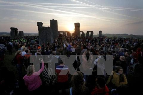 Du khách chờ Mặt Trời mọc chào đón ngày dài nhất trong năm ở Vòng tròn đá Stonehenge ngày 21/6. (Nguồn: EPA/TTXVN)
