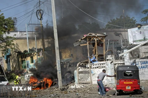 Hiện trường vụ đánh bom ở Mogadishu ngày 22/6. (Nguồn: EPA/TTXVN)