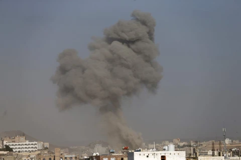 Khói bốc lên sau một cuộc không kích ở Yemen. (Nguồn: Reuters)