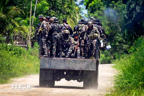 Binh sỹ Philippines làm nhiệm vụ trong chiến dịch chống IS ở Bắc Cotabato, Mindanao ngày 21/6. (Nguồn: EPA/TTXVN)