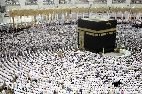 Các tín đồ Hồi giáo cầu nguyện tại Thánh địa Mecca ngày 23/6. (Nguồn: AFP/TTXVN)