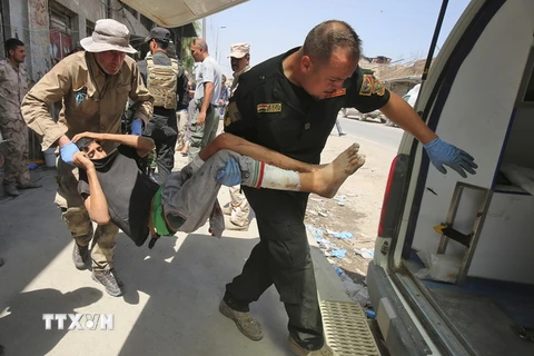 Chuyển nạn nhân bị thương trong vụ đánh bom tới bệnh viện ở Mosul ngày 23/6. (Nguồn: AFP/TTXVN)