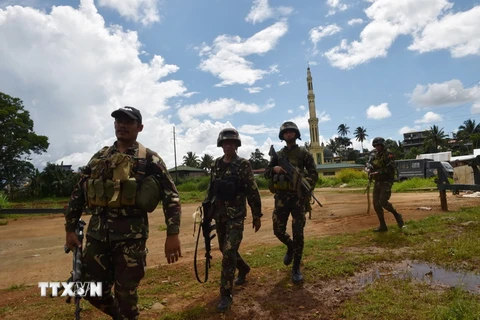 Binh sỹ Philippines tuần tra tại Marawi, Mindanao ngày 19/6. (Nguồn: AFP/TTXVN)