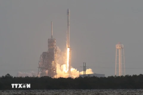 Tên lửa đẩy Falcon 9 mang theo vệ tinh rời bệ phóng ở Cape Canaveral, Florida ngày 1/5. (Nguồn: AFP/TTXVN)
