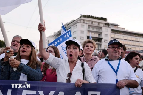 Người dân Hy Lạp biểu tình phản đối các biện pháp thắt lưng buộc bụng tại Athens ngày 27/9/2016. (Nguồn: AFP/TTXVN)
