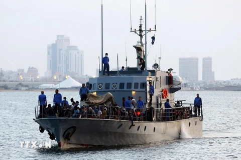 Những người di cư được cứu trên vùng biển ngoài khơi Libya ngày 26/5. (Nguồn: AFP/TTXVN)