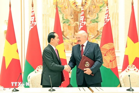 Chủ tịch nước Trần Đại Quang và Tổng thống Belarus Alexander Lukashenko tại Lễ ký Tuyên bố chung Về phát triển toàn diện và sâu rộng giữa Cộng hòa xã hội chủ nghĩa Việt Nam và Cộng hòa Belarus. (Ảnh: Nhan Sáng/TTXVN)