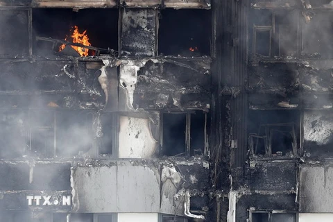 Tòa chung cư Grenfell Tower ở London bị thiêu rụi sau hỏa hoạn ngày 14/6. (Nguồn: AFP/TTXVN)