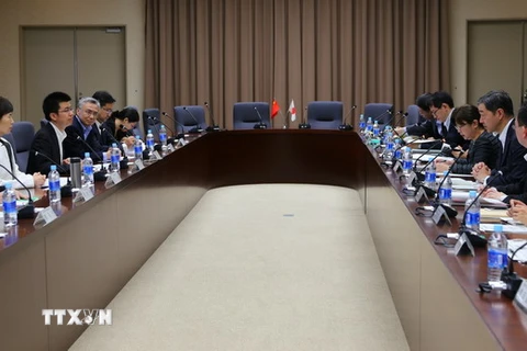 Thứ trưởng Thương mại Trung Quốc Cao Yến (thứ hai, trái) cùng người đồng cấp Nhật Bản Hirofumi Katase (thứ hai, phải) đã đồng chủ trì vòng đàm phán trên. (Nguồn: THX/TTXVN)