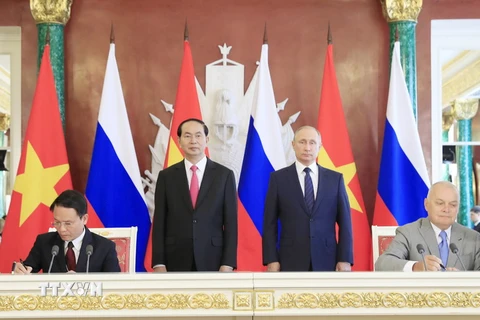 Chủ tịch nước Trần Đại Quang và Tổng thống Liên bang Nga V. Putin chứng kiến Lễ ký Thoả thuận hợp tác giữa Thông tấn xã Việt Nam và Hãng thông tấn Sputnik. (Ảnh: Nhan Sáng/TTXVN)