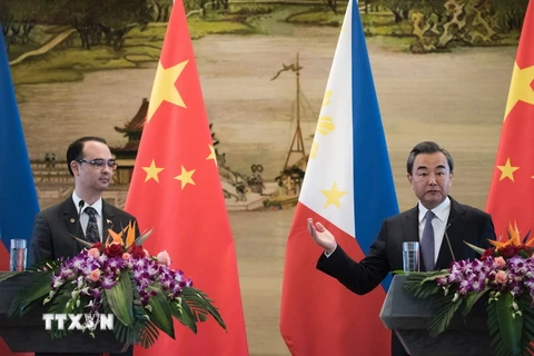 Ngoại trưởng Trung Quốc Vương Nghị (phải) và người đồng cấp Philippines Alan Peter Cayetano (trái). (Nguồn: AFP/TTXVN)