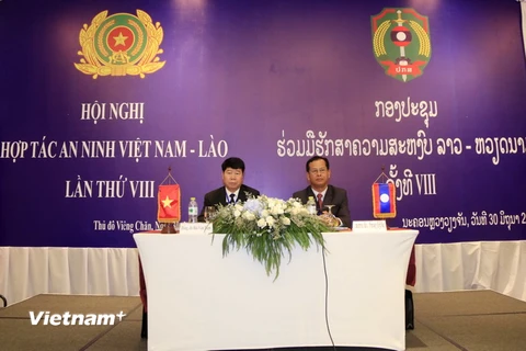 Thượng tướng Bùi Văn Nam, Thứ trưởng Bộ Công an Việt Nam và Trung tướng Kongthong Phongvichith, Thứ trưởng Bộ An ninh Lào đang chủ trì Hội nghị. (Ảnh: Phạm Kiên/Vietnam+)