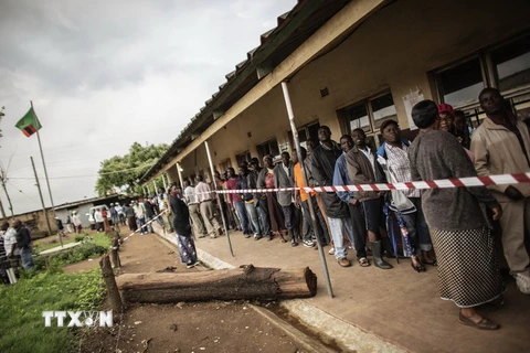 Người dân Zambia xếp hàng chờ bỏ phiếu tại một địa điểm bầu cử hồi năm 2015. (Nguồn: AFP/TTXVN)