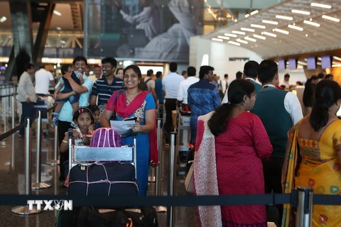 Hành khách làm thủ tục tại sân bay quốc tế Hamad ở Doha, Qatar. (Nguồn: AFP/TTXVN)