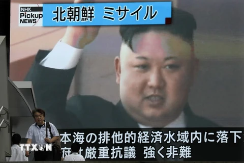 Hình ảnh phát trên truyền hình ở Tokyo (Nhật Bản) cho thấy Nhà lãnh đạo Triều Tiên Kim Jong-un công bố về vụ phóng thử thành công tên lửa mới nhất ngày 4/7. (Nguồn: EPA/TTXVN)