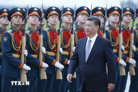 Chủ tịch Trung Quốc Tập Cận Bình duyệt đội danh dự ở Moskva, Nga ngày 3/7. (Nguồn: EPA/TTXVN)