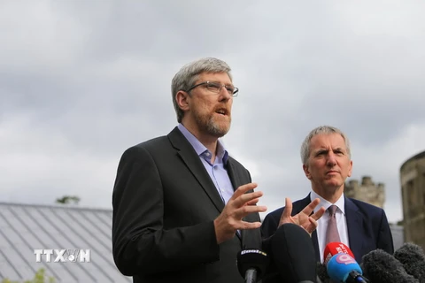 Các thành viên của đảng Sinn Fein John O'Dowd (trái) và Mairtin O Muilleoir trong cuộc họp báo tại Belfast ngày 28/6. (Nguồn: EPA/TTXVN)