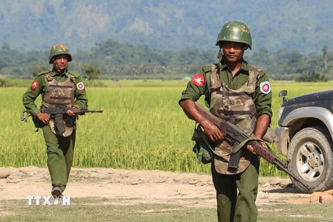 Binh sỹ Myanmar tuần tra tại thị trấn Maungdaw thuộc bang Rakhine ngày 21/10/2016. (Nguồn: AFP/TTXVN)